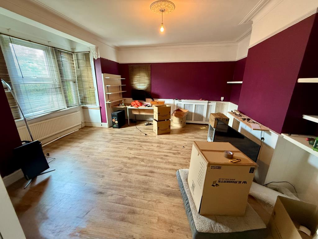 Lot: 1 - DETACHED FREEHOLD BLOCK OF FLATS - Ground floor living room